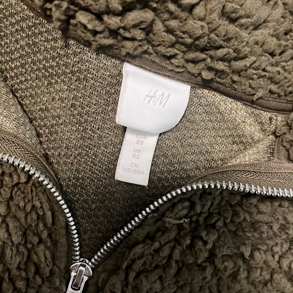 It’s fluffy and the fitting is very comfortable and cozy and almost new - Picture 2 of 5